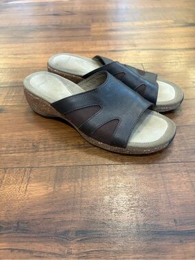 Merrell Sundial Brown Leather SlipOn Sandals Low Wedge Heel Womens Size 8 EUC